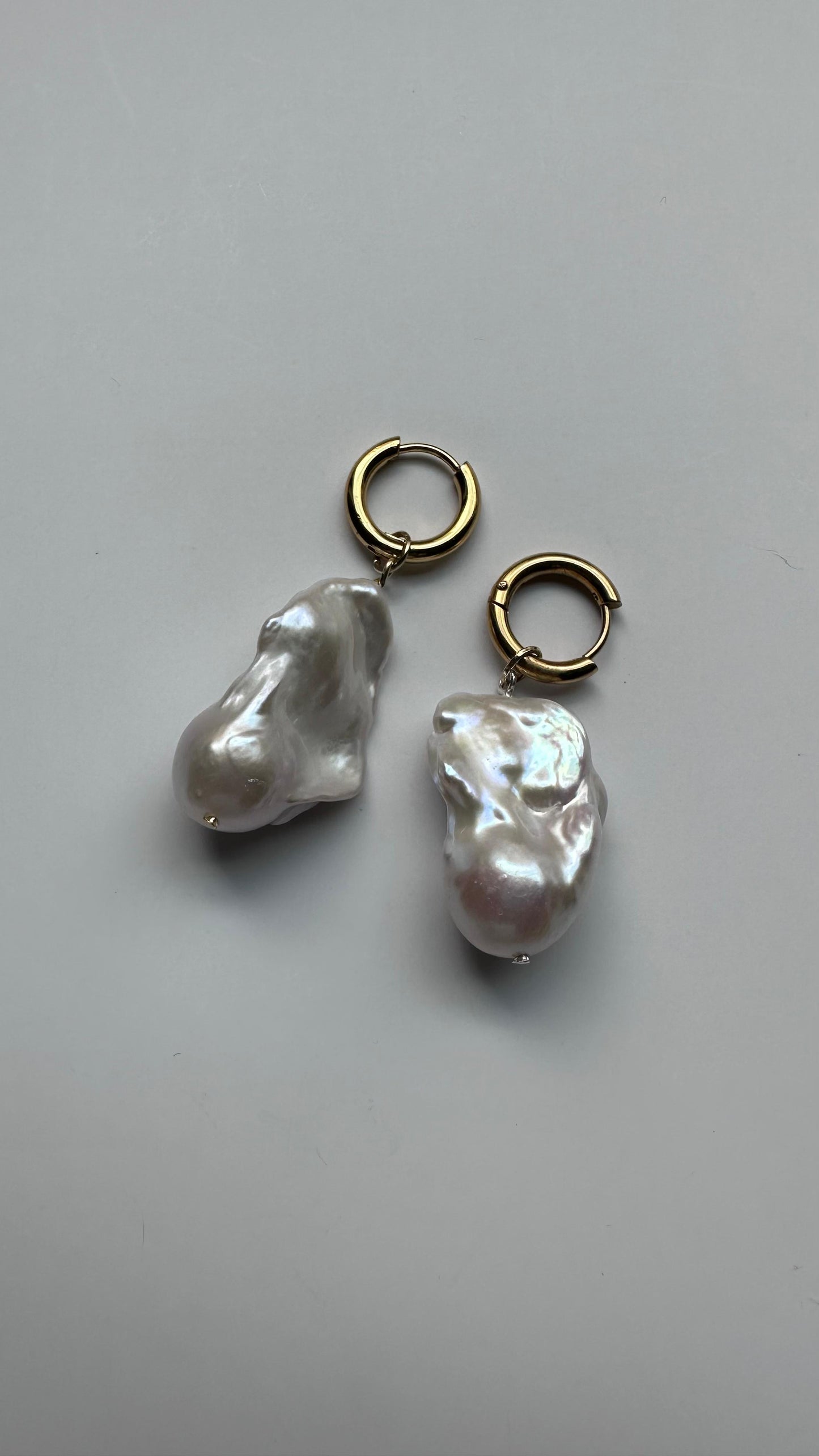PERLA BARROCA HOOPS