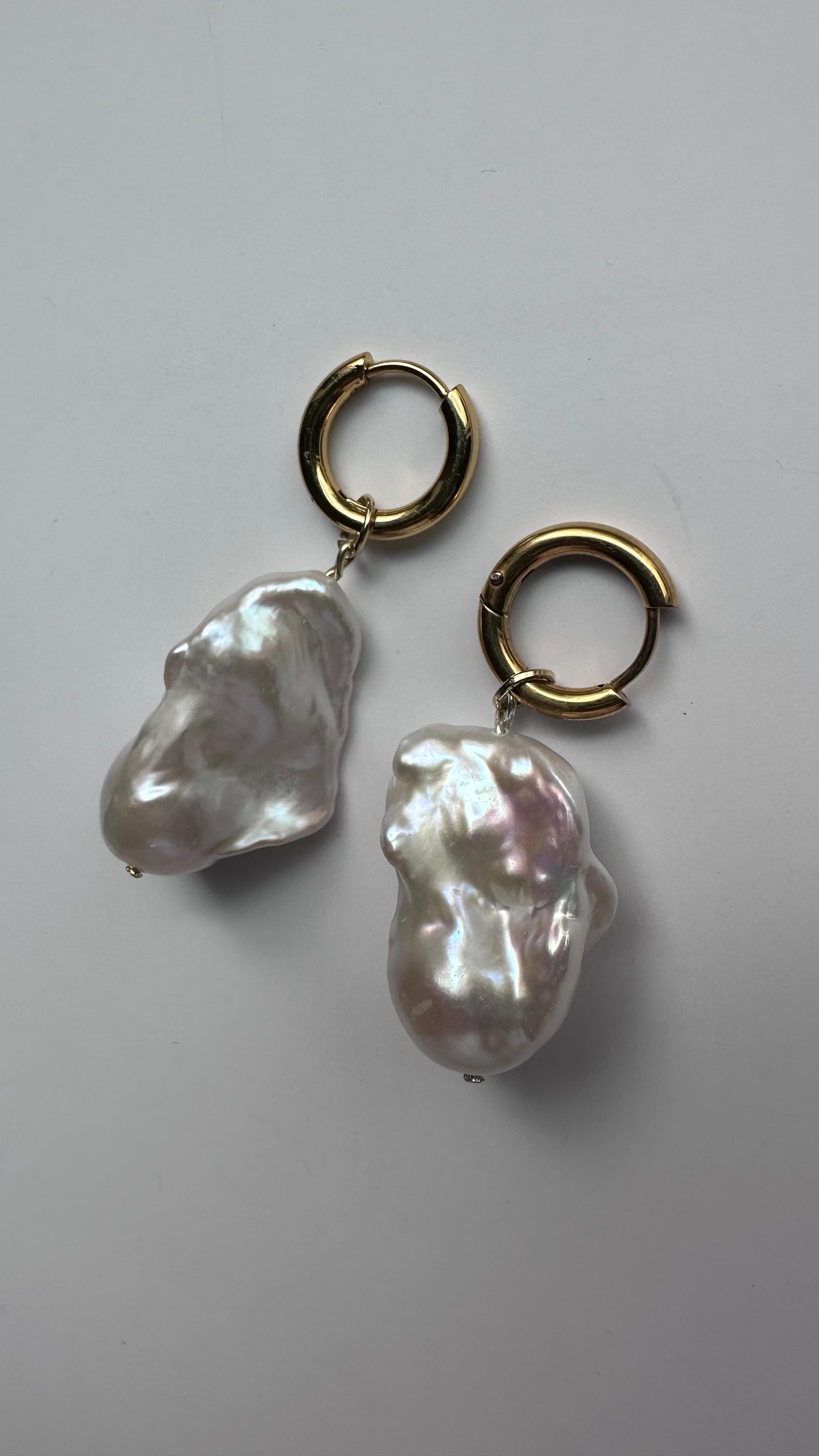 PERLA BARROCA HOOPS