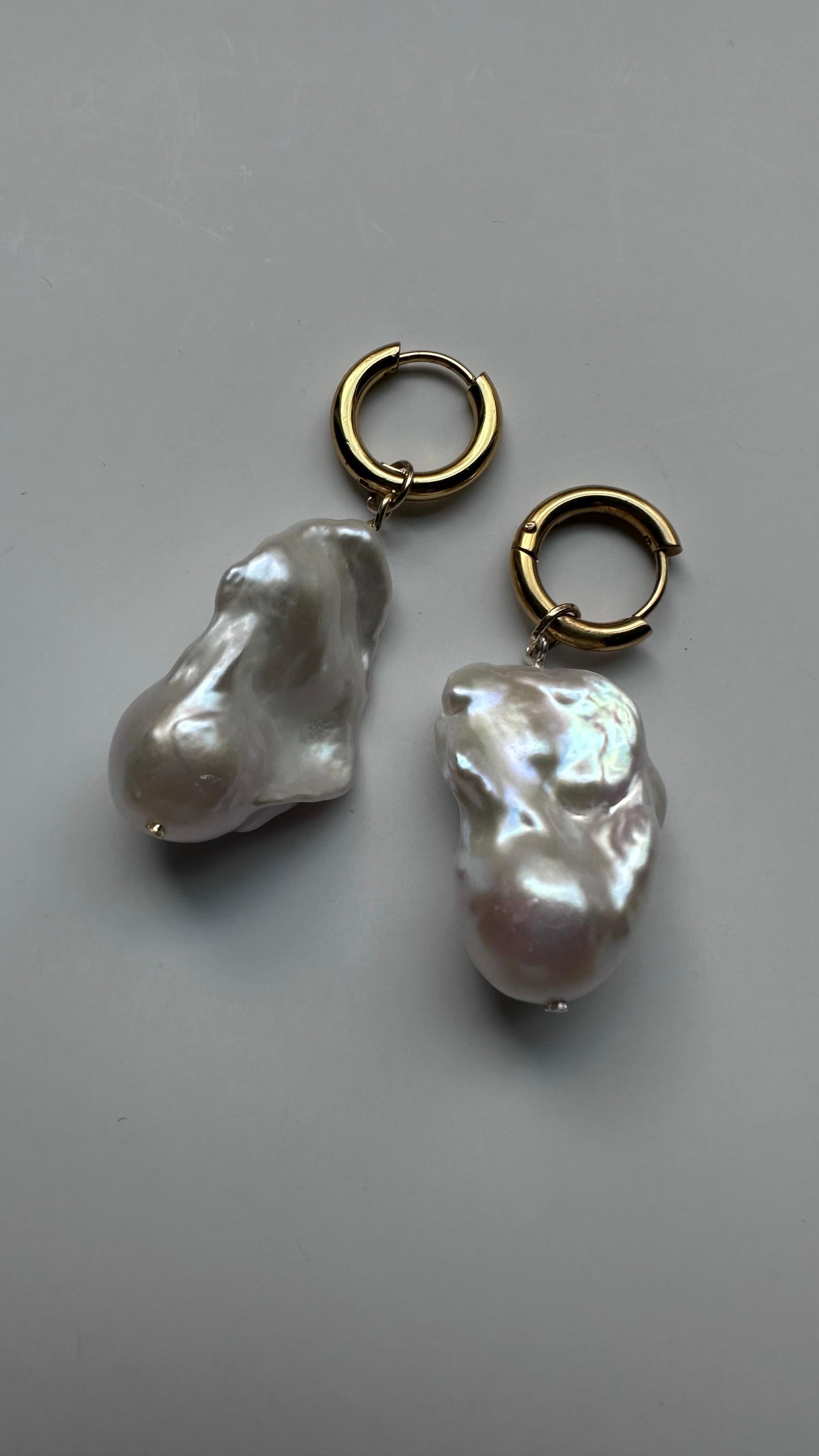 PERLA BARROCA HOOPS